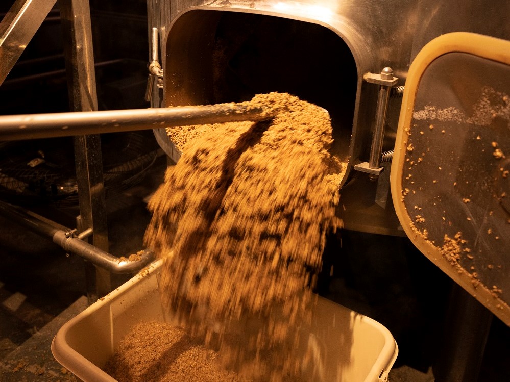 如何將釀酒產(chǎn)生的污水污物變廢為寶？